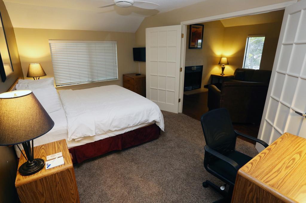 Sterling Hotel And Suites Clive Exteriör bild